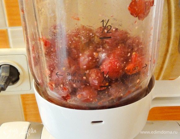 Тем временем  из клюквы делаем пюре в блендере. 