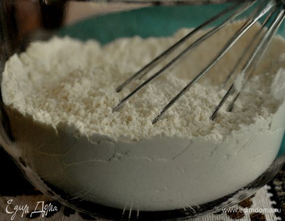 В отдельной посуде перемешать муку и соль.