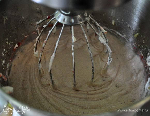 Затем мучную смесь перемешать с масляной.Добавить сметану и клубнику разрезанную мелко кусочками.