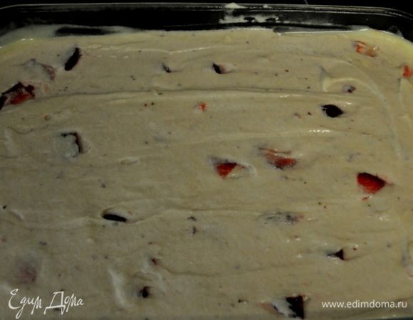 Выложить готовое тесто в форму и разровнять.