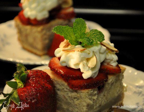 Подавать ,разрезав готовый торт на порционные кусочки с клубникой и клубничным сиропом и амаретто кремом,жареным миндалем и мятой.