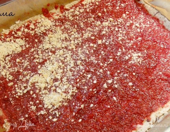 Вынимаем корж и даем ему остыть 5 минут. Затем выкладываем ягодное пюре.