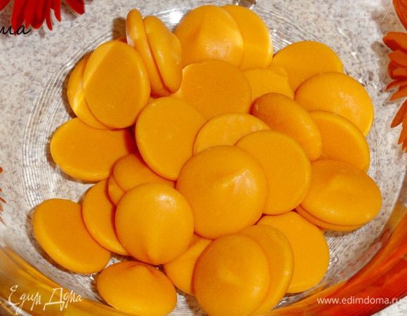 Дайте пирогу полностью остыть и выньте его из формы. Растопите шоколад в микроволновой печи или на паровой бане.