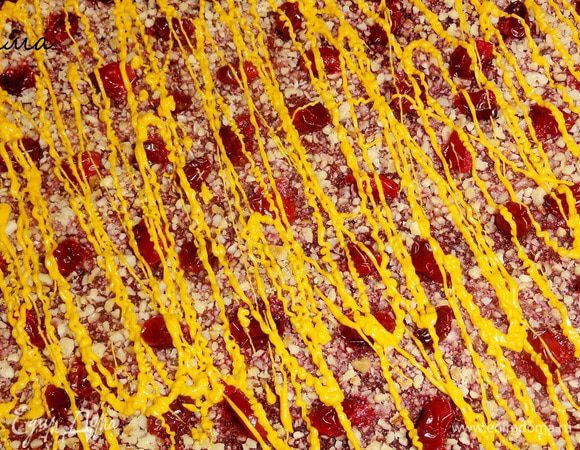 Нанесите произвольный рисунок шоколадом на пирог.