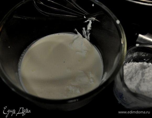 Делаем амаретто крем!Взбиваем сливки со сметаной на сред. скорости,добавляем сахар.пудру и амаретто.Взбиваем до мягких пиков.Закрываем и ставим в холодильник до использования.
Крем хорошо управляем,если положить его в целлофан.пакет и уголок слегка надрезать.Слегка выдавливаем на торт и получаются такие симпатичные мягкие сладкие волны.