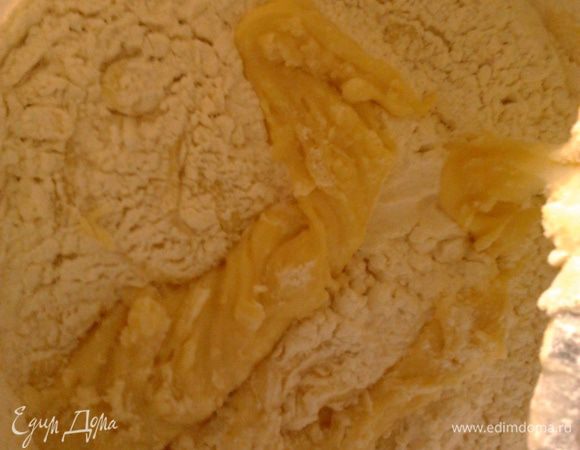 Перемешать муку и разрыхлитель