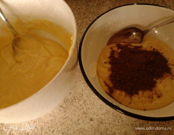 Затем массу разделить на две части.В одно часть добавить какао 