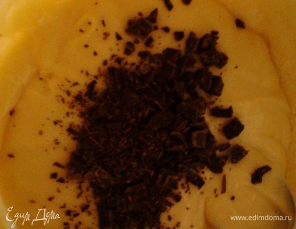 В белую часть добавить поломанного на мелкие кусочки молочного шоколада и тоже перемешать
