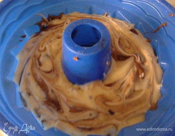 Форму для выпечки смазать маргарином или сл.маслом.Массу выливать в форму по очереди,сначала темную массу,а потом светлую и т.д.