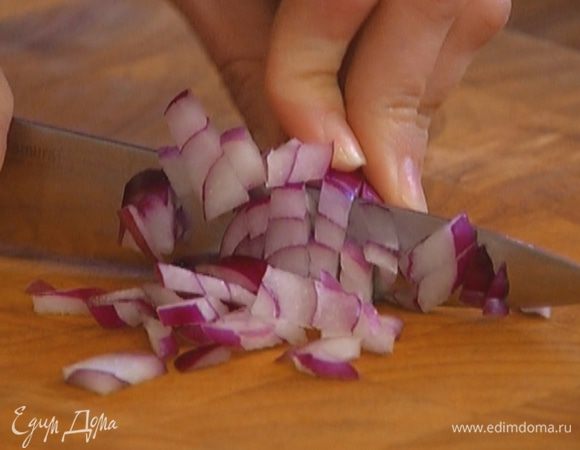 Красный лук почистить и мелко нарезать.