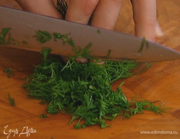 Укроп мелко порубить.
