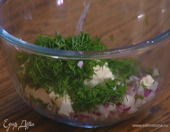 Сливочный сыр перемешать с луком, укропом и листьями тимьяна.