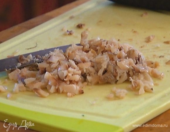 Филе скумбрии отделить от костей и кожи, нарезать маленькими кусочками и соединить со сливочным сыром.