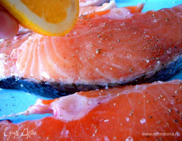 Стейки посолить,поперчить,сбрызнуть лимонным соком.
