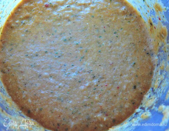 С стакан для погружного блендера сложить все ингредиенты к кунжутной пасте,все кроме лука.Лук очистить и натереть на мелкой терке,затем получившиеся луковое пюре добавить в стакан блендера,перемолоть все в пасту.Если сильно густо,добавьте пару ложек кипяченой холодной воды.
