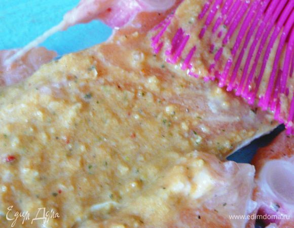 Смазать лосося получившейся пастой и оставить мариноваться на минут 15.
