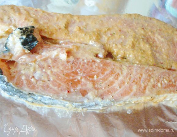 Берем квадраты фольги,в каждый квадрат уложим стейк лосося,заворачиваем и укладывает в чашу от мультиварки предназначенную для приготовления на пару,или же готовим рыбу в пароварке,или ставим кастрюлю с водой на плиту,даем воде закипеть,накрываем кастрюлю ситом в сито выложить стейки лосося в фольге,накрыть крышкой и готовить так.
