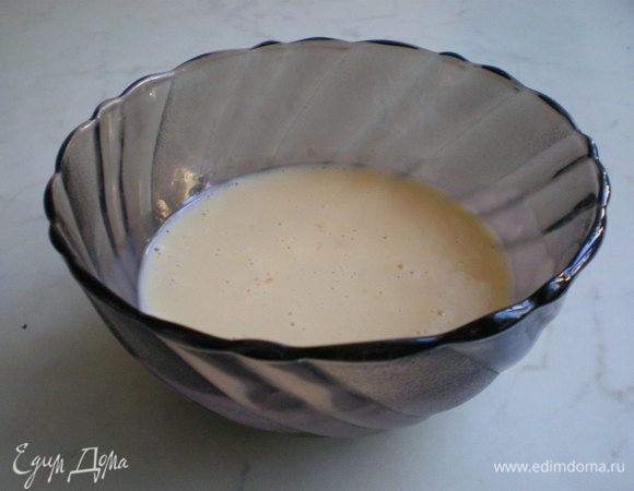 Вилочкой хорошо перемешать яйцо с майонезом.