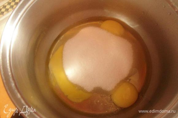 Взбить миксером яйца,сахар,ванильную пудру(или ванильный сахар),сл.масло.