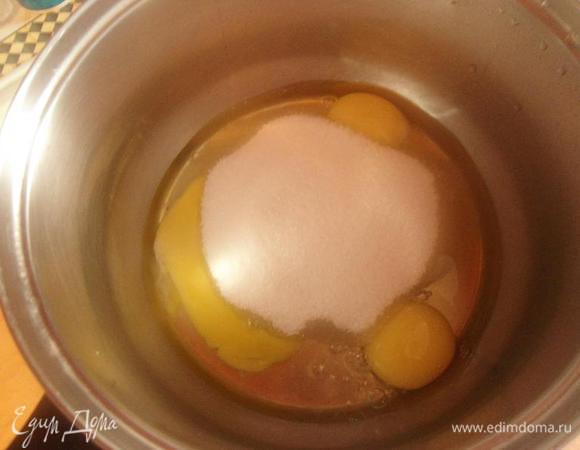 Взбить миксером яйца,сахар,ванильную пудру(или ванильный сахар),сл.масло.