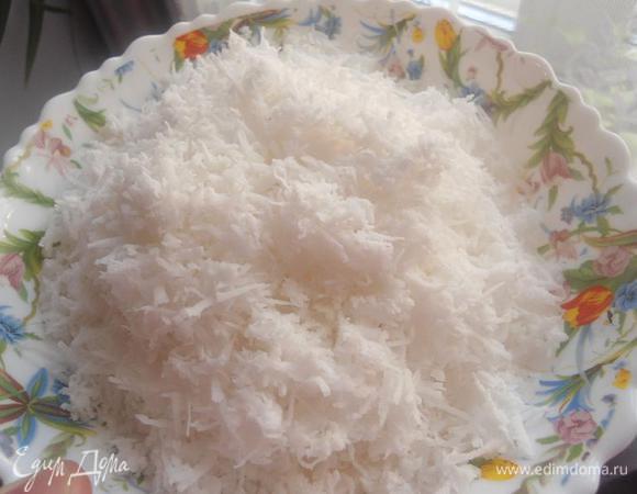 Мякоть кокоса натереть на мелкой тёрке .Смешать с яйцами.