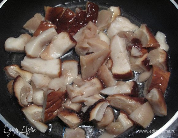 Порежьте и выложите грибы на сковородку с разогретым маслом. Часто помешивайте.
Одновременно поставьте вариться пасту.