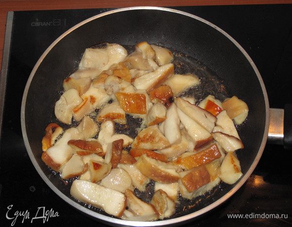 Через несколько минут грибы хорошо подрумянятся. Посолите и перемешайте грибы.