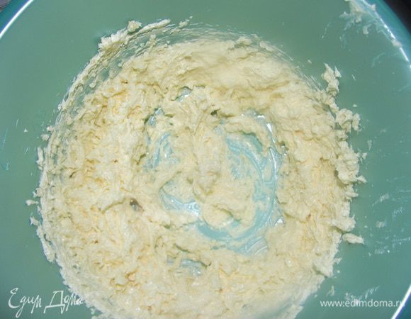 Миксером взбить размягченное сливочное масло  с сахаром. 