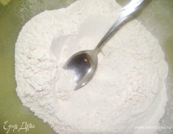 Муку смешать с солью и содой.