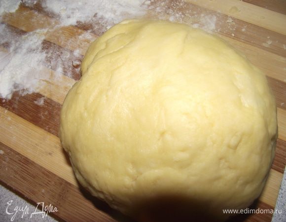 Добавить к муке нашу яично-масленую смесь, замесить тесто.