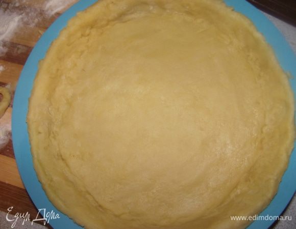 Распределить его по форме и отправить в холодильник на несколько минут.