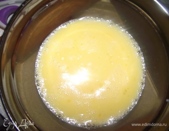 Приготовить заливку: для этого нужно всё взбить.