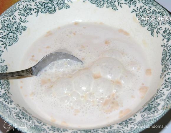 Дрожжи разводим в теплом молоке с добавлением 1 ч.л. сахара и муки. Перемешиваем и оставляем на 15 минут. 