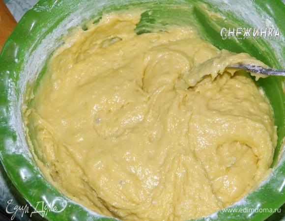 Просеять муку и хорошо вымешать ложкой.