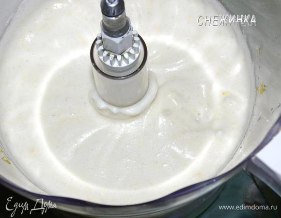 Белки взбиваем вместе с корицей, кардамоном и цедрой лимона до устойчивой пены.