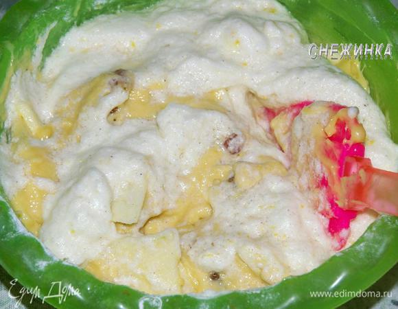 Аккуратно водим белки в тесто, перемешивая снизу вверх.