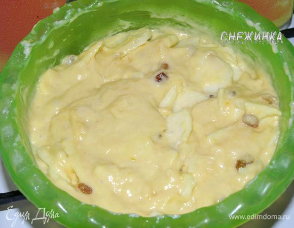 Затем вводим яблоки, хорошо перемешиваем и оставляем тесто на 45 минут.