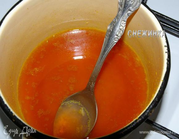 Снимаем с огня, добавляем апельсиновый и лимонный соки и вливаем вино.