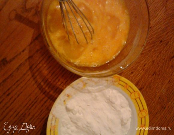 Яйца взбить с сахарной пудрой.