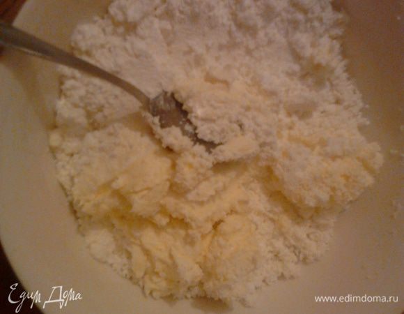 В творог добавить размягченное масло.