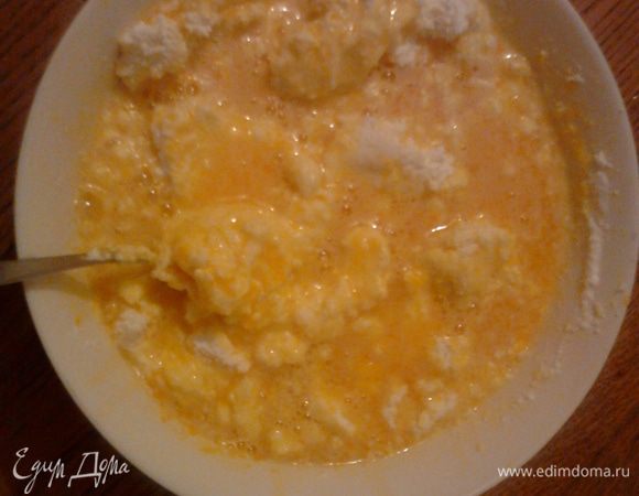 Ввести в творожную массу и вымешать.Добавить сливки.