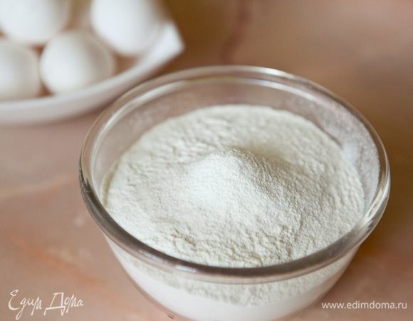 Несколько раз просеять муку с крахмалом. Добавить сахарную пудру, разрыхлитель и соль. Просеять еще два раза.