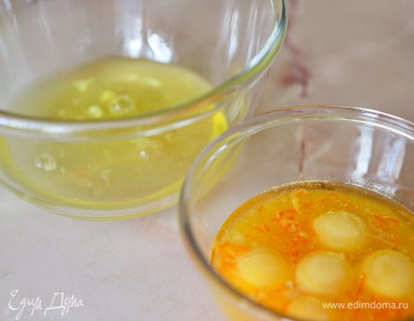 Отделить желтки от белков и разложить в разные миски.