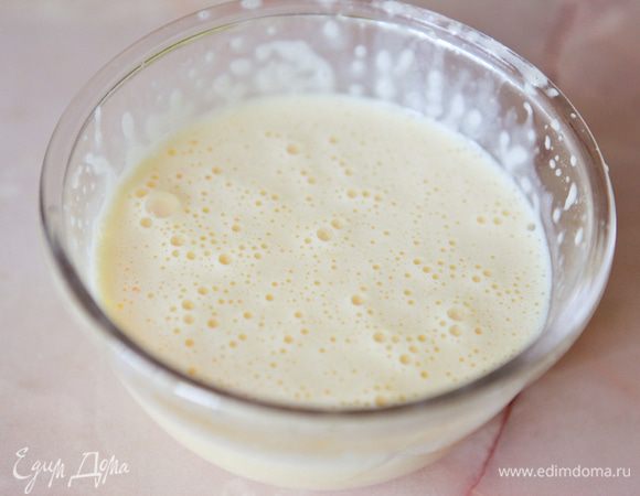 Соединить в миске апельсиновый сок, цедру, растительное масло и яичные желтки. Взбить до однородной консистенции.