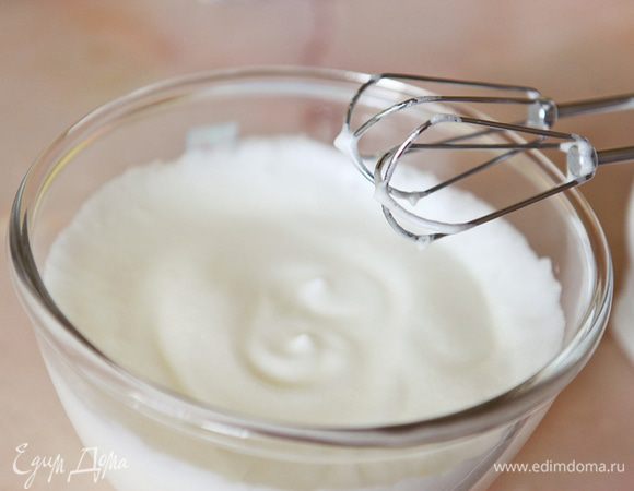 В другой миске миксером на низкой скорости взбить белки до легких пиков.