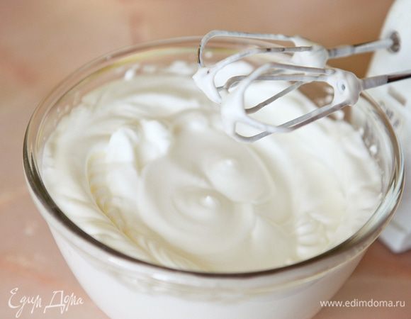 Затем постепенно добавить сахар и лимонную кислоту, продолжать взбивать до крепких пиков.