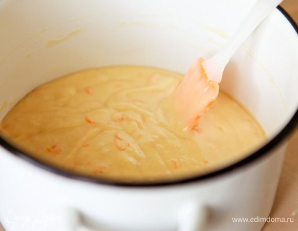 Добавить сухие ингредиенты в желтковую смесь. Смешать лопаткой до однородной консистенции.