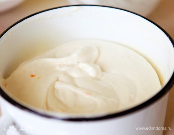 Постепенно, в несколько приемов, добавьте к тесту взбитые белки. 