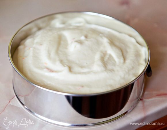 Вылить полученное тесто в форму, диаметром 21-24 см, ничем не смазанную.
Выпекать в разогретой до 180 градусов духовке 40 минут.
Выпекать в разогретой до 180 градусов духовке 40 минут.