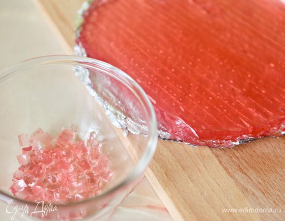 Отжать сок из ягод.
Замочить желатин в холодной кипяченной воде на 40мин.
Набухший желатин смешать с ягодным соком и подогреть в кастрюле до полного растворения желатина.
Убрать в холодильник на ночь.
Затем нарезать желе на кубики.